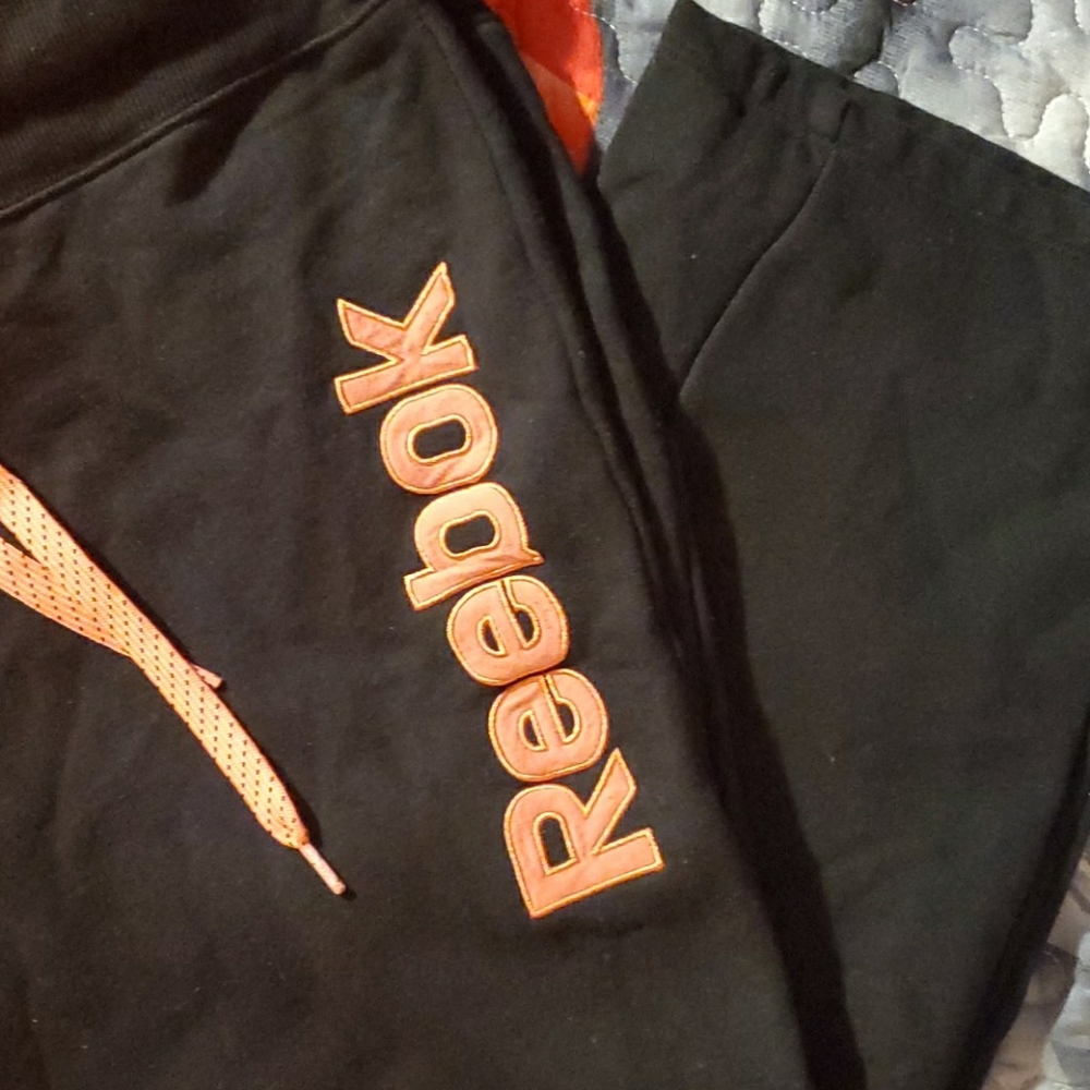 SOLD!!!! 💗Reebok sweat's💖